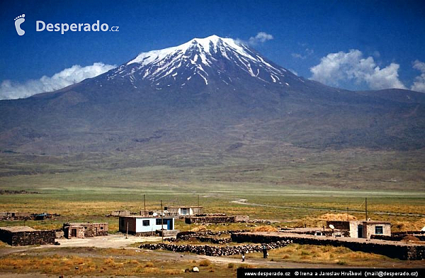 Hora Ararat z turecké strany poblíž Doğubayazıt (Turecko)