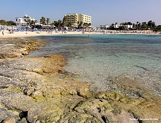 Pláž v letovisku Ayia Napa (Kypr)