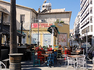 Bar v centru Larnaky (Kypr)