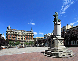 Pamplona připomíná tradici býčích zápasů