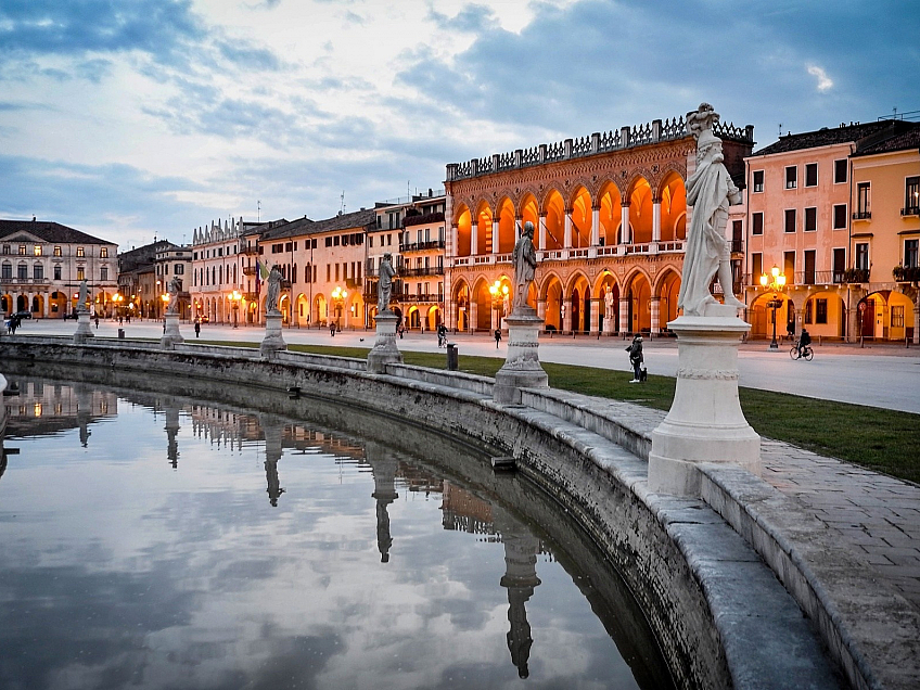 Prato della Valle v Padově (Itálie)