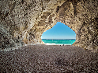 Pobřeží u Cala Gonone na Sardinii (Itálie)