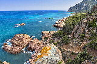 Skalnaté pobřeží ostrova Sardinie (Itálie)
