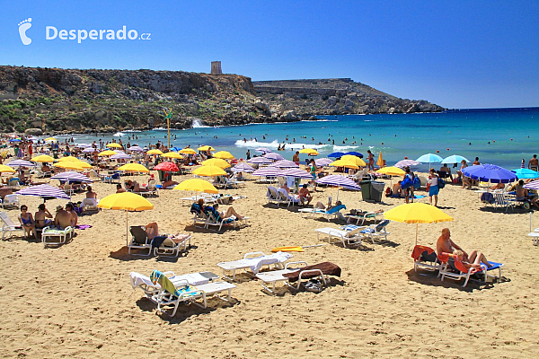 Nejkrásnější pláží je Golden Bay (Malta)