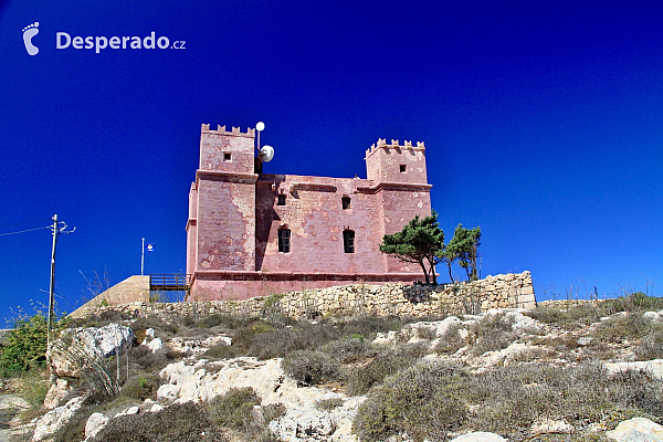 Z věže Red Tower je pěkný výhled na ostrov (Malta)