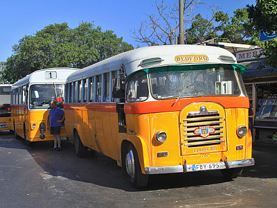 Tyto autobusy byly symbolem Malty po desetiletí (Valletta – Malta)