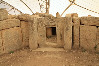 Chrám Mnajdra pochází z neolitu (Malta)