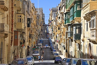 Typické jsou pro Maltu dřevěné arkýře (Valletta – Malta)