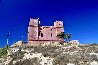 Z věže Red Tower je pěkný výhled na ostrov (Malta)
