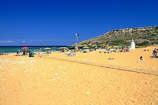 Písečná pláž Ramla Bay na ostrově Gozo (Malta)
