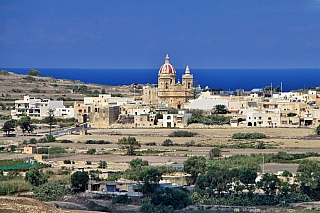 Pohled do krajiny z pevnosti nad Victorií na ostrově Gozo (Malta)