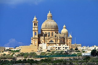 Chrám v městečku Xewkija na ostrově Gozo (Malta)