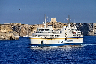 Na moři mezi Maltou, Gozem a Cominem vládne čilý dopravní ruch (Malta)