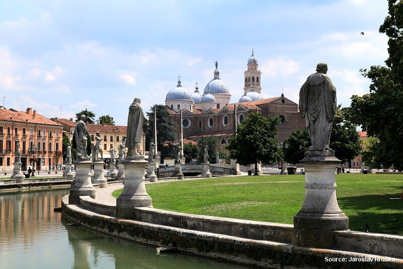 Prato della Valle v Padově (Itálie)