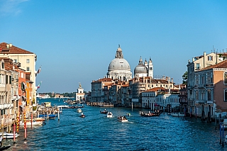 Canal Grande a kostel Santa Maria della Salute (Benátky - Itálie)