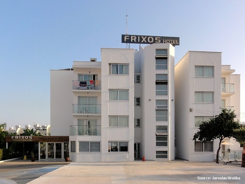 Frixos Suites Hotel v Larnace (Kypr)