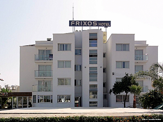 Frixos Suites Hotel v Larnace (Kypr)
