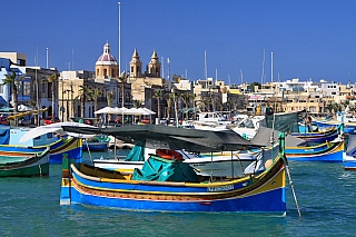 Lodě luzzu v přístavu Marsaxlokk (Malta)