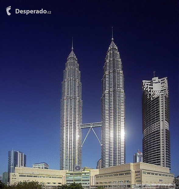 Petronas Twin Towers v Kuala Lumpur (Malajsie)