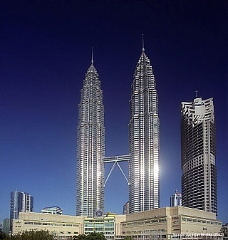 Petronas Twin Towers v Kuala Lumpur (Malajsie)
