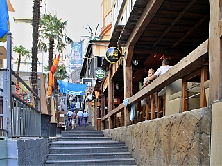 Ulička plná hospod a barů v Paceville (Malta)