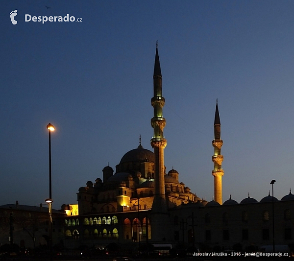 Večerní mešita Yeni Cami v Istanbulu (Turecko)