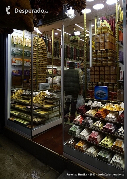 Obchod s cukrovinkami v centru Istanbulu (Turecko)