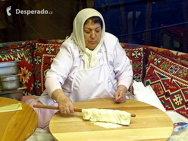 Výroba placek v luxusní restauraci v centru Istanbulu (Turecko)