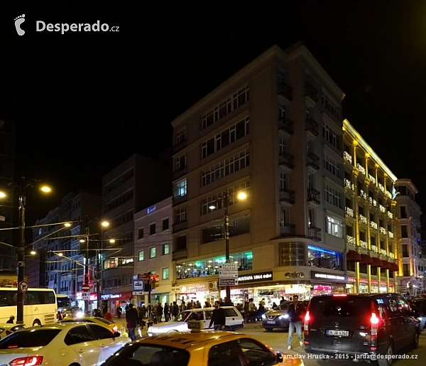 Večerní ulice Istanbulu (Turecko)
