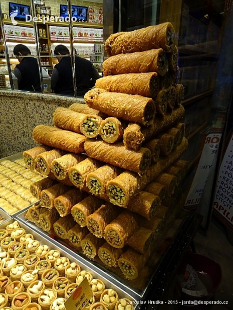 Obchod s cukrovinkami v centru Istanbulu (Turecko)