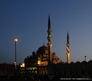 Večerní mešita Yeni Cami v Istanbulu (Turecko)