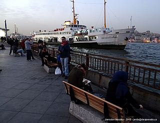 Večerní přístaviště lodí v Istanbulu (Turecko)