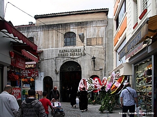 Jeden z  vchodů do Velkého bazaru (Turecko)