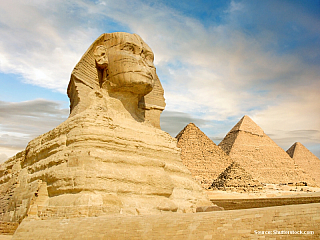 Sfinga a pyramidy v Gíze (Egypt)