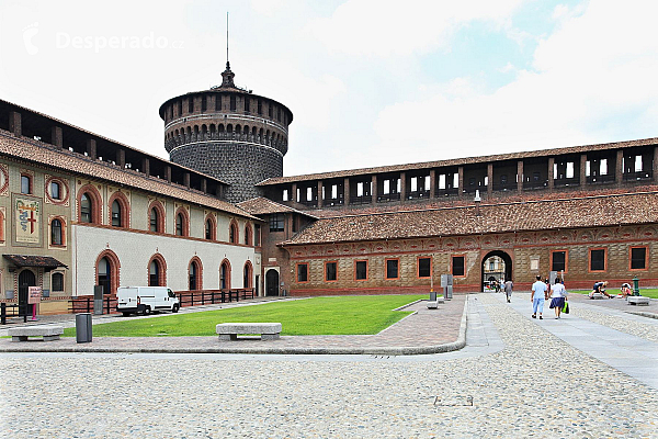 Hrad rodiny Sforzů (Castello Sforzesco) v Milánu (Lombardie - Itálie)