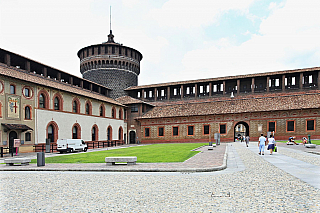 Hrad rodiny Sforzů (Castello Sforzesco) v Milánu (Lombardie - Itálie)