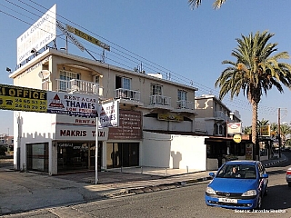 Když se rozhlédnete, tak cedule RENT A CAR uvidíte všude (Kypr)