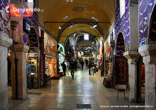 Velký bazar křižují velké „bulváry“ i úzké uličky (Turecko)