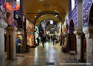 Velký bazar křižují velké „bulváry“ i úzké uličky (Turecko)
