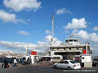 Přes Bospor stále pendluje množství trajektů (Turecko)