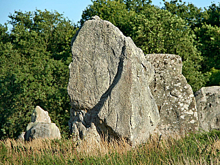 Carnac s neolitickými megality a mohylou