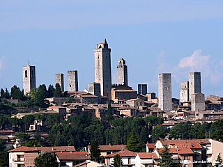Středověký toskánský Manhattan San Gimignano s rodovými věžemi
