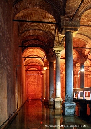 Podzemní cisterna (Yerebatan Sarnici) v Istanbulu (Turecko)