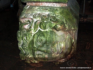 Hlava Medúzy v podzemní cisterně (Yerebatan Sarnici) v Istanbulu (Turecko)