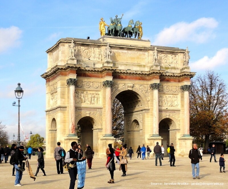 Palác Louvre v Paříži (Francie)