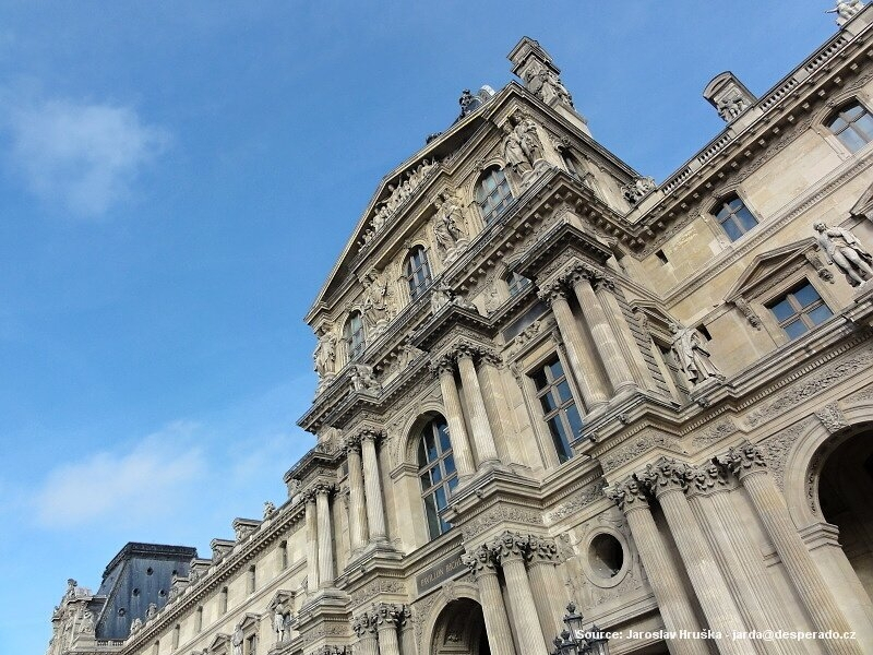 Palác Louvre v Paříži (Francie)