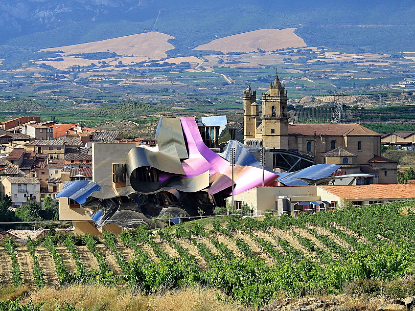 Bodegas Marquéz de Riscal najdete v Elciegu (Baskicko - Španělsko)