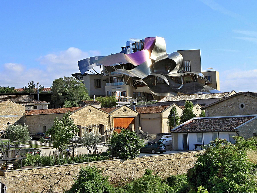 Bodegas Marquéz de Riscal najdete v Elciegu (Baskicko - Španělsko)