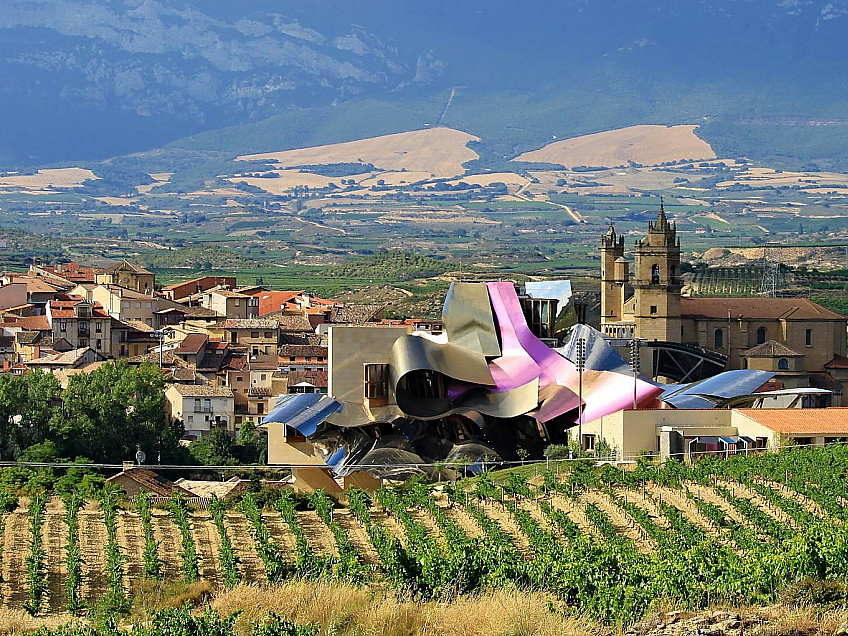 Bodegas Marquéz de Riscal najdete v Elciegu (Baskicko - Španělsko)