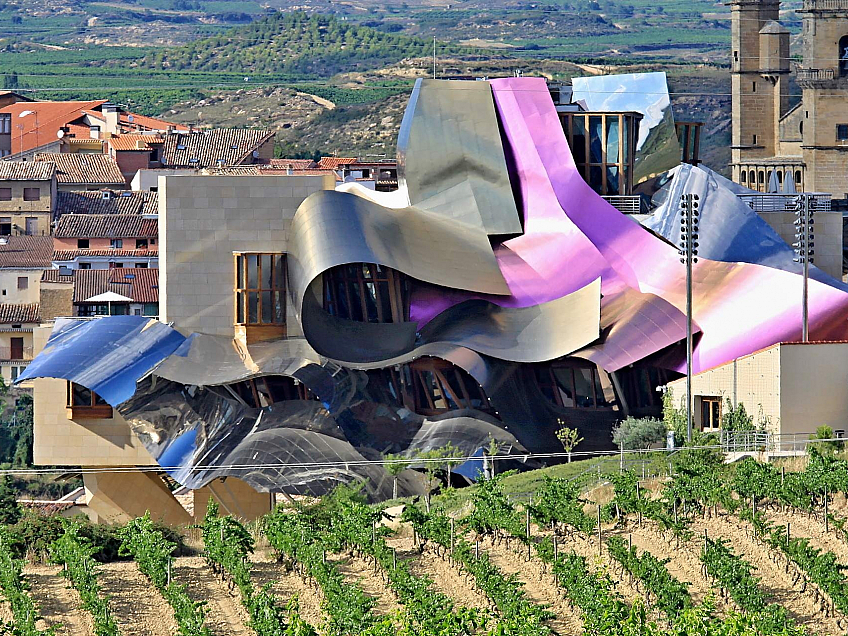 Bodegas Marquéz de Riscal najdete v Elciegu (Baskicko - Španělsko)